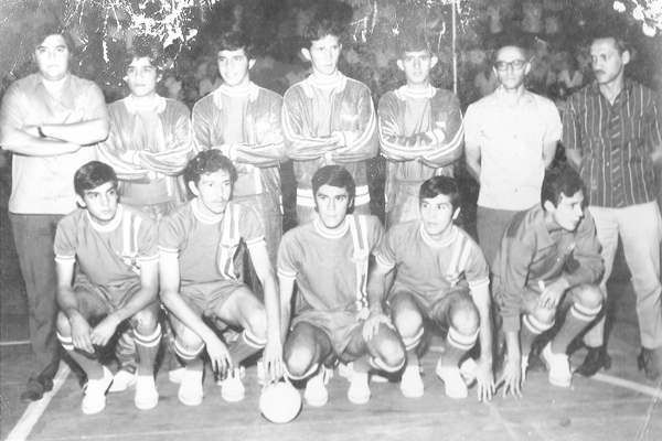 Esta foto, lá dos anos 60, é de um dos melhores times de Futebol de Salão, ou agora Futsal, que Franca já teve, e formado por jovens estudantes da época, conquistando muitos daqueles troféus, que aliás, retiraram do EETC. Em pé, da esquerda para a direita