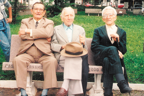 Mais um flagrante histórico, reunindo figuras conhecidas e queridas de nossa cidade e que deixaram saudade. Já há alguns anos, os três se encontraram para um bate-papo num dos bancos da praça central, recordando talvez os bons tempos em que trabalharam ju