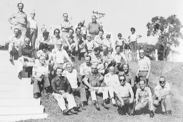 Excelente colaboração do casal Xisto de Oliveira e Célia mostra uma reunião do Rotary, no Dia dos Pais, na Fazenda Santa Mônica, em 1976. 1) José Minervino, 2) José Infante, 3) Newton Maníglia, 4) Nélio Pêra, 5) Antônio Braga, 6) Jales Amâncio, 7) Túlio B