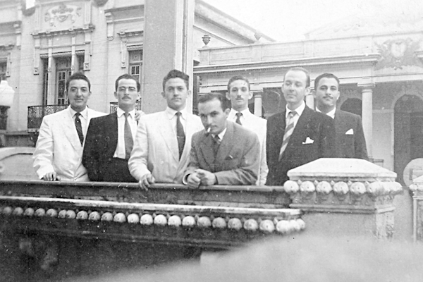 Recebi esta colaboração do Rafael Pinheiro e de seu sogro Jersey Scarabucci Teixeira, destacando que um dos figurantes da foto, sr. Walter Latorraca, que completa este mês 90 anos de vida. A foto foi tirada em 27 de dezembro de 1947, naquele cruzeiro ao l