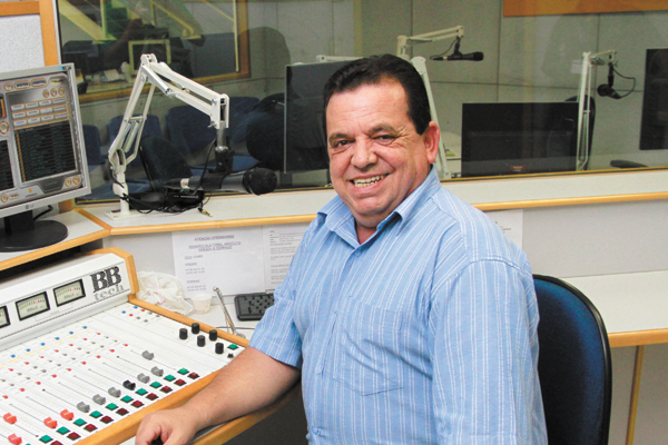 Vamos antecipando nosso abraço ao querido colega e amigo de uma vida, que vai estar mudando de idade no final desta semana. Falo do Everton Pires de Lima, brilhante comunicador da equipe da rádio Difusora, responsável pela direção artística. Vai receber m