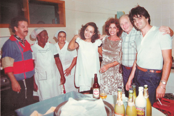 A colaboração deste domingo veio do conhecido florista e decorador, nosso amigo Liliko. A foto foi feita no ano de 1969, na residência da Maria Lúcia Monteiro, que aparece ao centro. Era uma reunião de amigos. Da esquerda para a direita: Liliko, as funcio