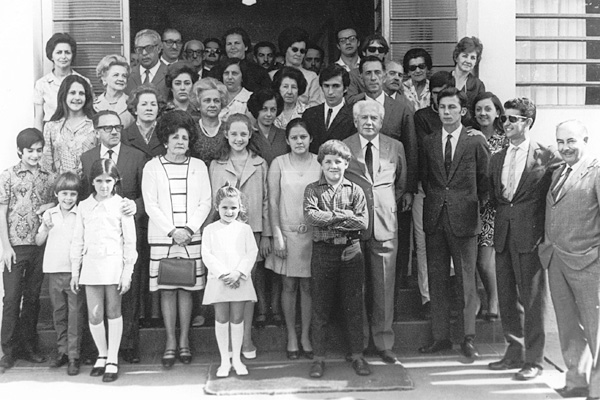 Esta foto histórica tem, com certeza, mais de 30 anos, quando de uma festa de aniversário do patrono da Escola “David Carneiro Ewbank”, o conhecido CEDE, da Vila Nova. A festa contou com a presença de filhos, netos, genros, noras do homenageado, entre out