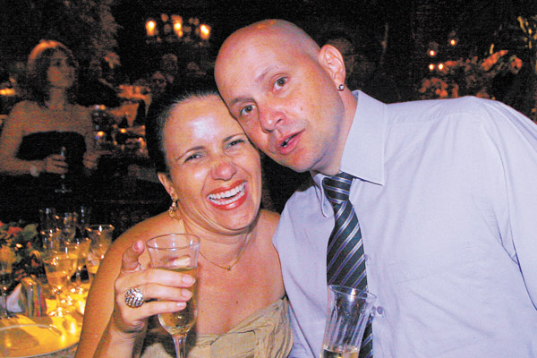 Um abraço especial neste domingo para o simpático casal: o publicitário Alessandro Macedo e a jornalista, chefe de reportagem do Comércio, Joelma Ospedal, pelos aniversários. Ontem, dia 26, foi a vez do Alessandro, e na próxima terça-feira, 29, a Joelma. 