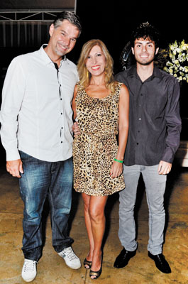 Em evento festivo Unimed (2): Dalton Mello-Adriana Salim (com filho Rafael)