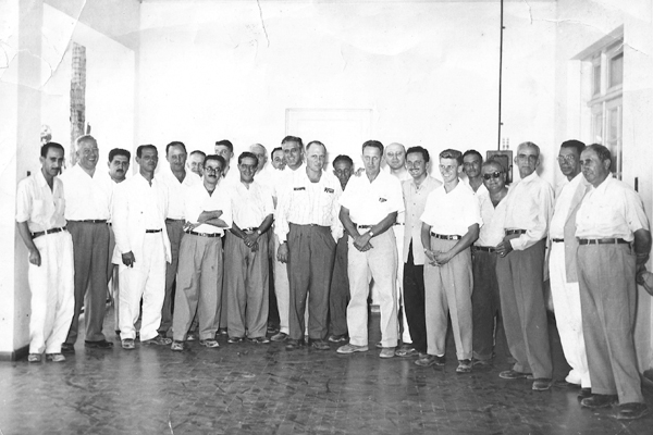Esta foto histórica foi feita na Usina de Peixotos, no ano de 1957. Da esquerda para a direita, alguns dos presentes: O motorista Déco, Francisco Deocleciano Ribeiro, os vereadores da época: Rachid Salomão, Lazinho de Araújo, Olívio Freitas e Elias Nassif