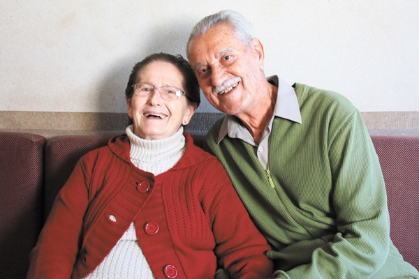 Nossa homenagem ao casal, sr. Arino Borges e dona Antônia Dominicci Borges, que completou 60 anos de união. Suas Bodas de Diamante foi dia 29 de maio, mas hoje é o aniversário do sr. Arnino, completando 84 anos. Eles têm os filhos José Carlos, Fátima, os 