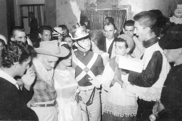 É mês de junho e as tradicionais festas juninas acontecem, agora de um modo diferente de antigamente, quando faziam nas ruas enfeitadas o casamento caipira, muito quentão, pipoca e pé-de-moleque. Aí, por exemplo, na região que era conhecida por campo das 