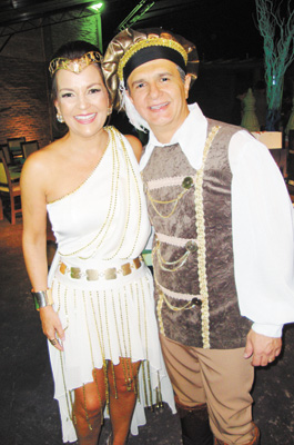 Fernando C. Raymundo-Sílvia (cá fantasiados) assistiram Brasil x México, no Castelão/Fortaleza