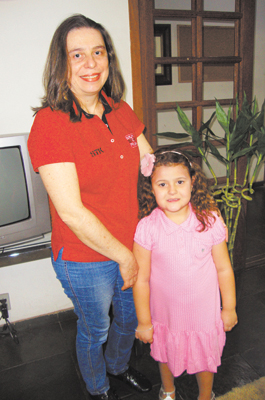 Célia Bataglia e afilhada  Lara Beloti (voluntárias na  “Secos e Não Molhados”)