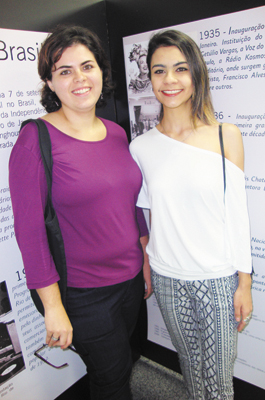 Em recente vernissage:  Milena Cattini e Taísa Neves