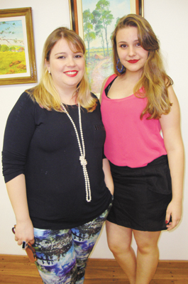 Na exposição do saudoso pai Rengaw: irmãs Paula e Rafaela Menezes.