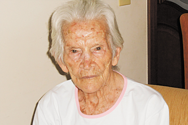 Ela tem apenas um aninho a mais que o nosso jornal Comércio da Franca. Completou 100 anos no último dia 24, dona Izaura Cruz, que durante anos dedicou-se ao trabalho assistencial no Berçário Dona Nina, Legionárias do Bem e Creche Estrada de Damasco. Foi c