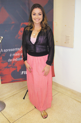 Linda (1): Juliana Vollo. No Sesi (teatro/saguão)