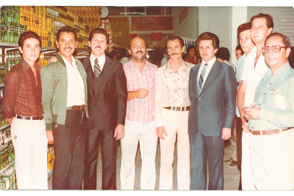 A colaboração de hoje veio do leitor e amigo Ademir Pedro de Souza e mostra um flagrante da inauguração da loja de Supermercados Granero da Santa Rita, há algumas décadas. Da esquerda para a direita: Moacir Borges, Arino Borges, Eurípedes Granero, Jairo S
