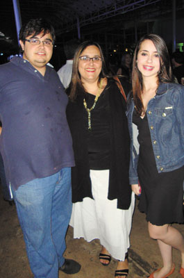 Lucas, mamãe Tadola e  mana Mila. Todos  Bittar Mussalem