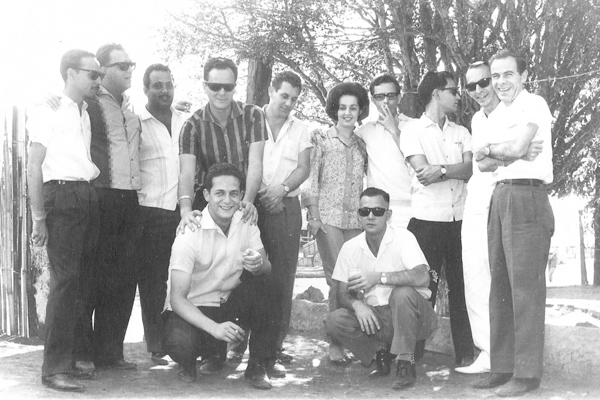 Excelente colaboração foi enviada por dona Dalva Junqueira (esposa do Luciano Botto), através do nosso amigo Nenê Bittar. A foto tem 50 anos e foi tirada no casamento civil do casal Geraldo Taveira e Lenita Rocha. Em pé, da esquerda para a direita: Hilton