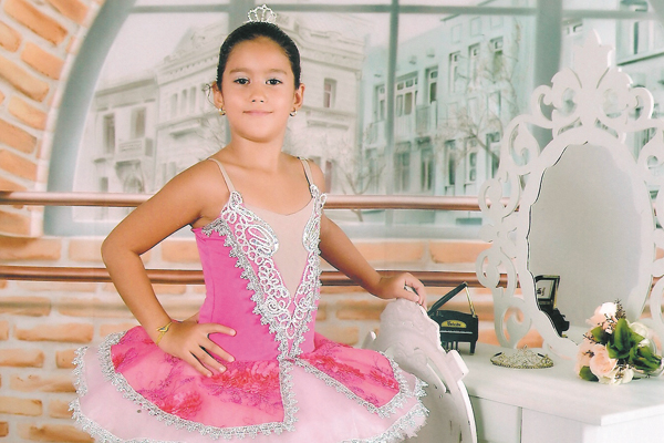 Quem aniversariou ontem, 19 de julho, foi minha netinha Marina Rodrigues Lima, completando 8 anos. É filha do Luís Carlos Lima e da minha filha Roberta Sanches Rodrigues. Além do beijo da mana Maria Gabriela, também aqui o do vovô, da vovó Cida e dos avós