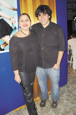 Ana Paula Karam Santana  e filho Marcelo.  Ela é notícia