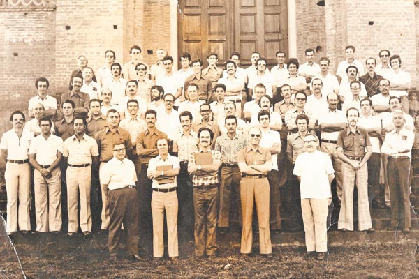 Recebo esta colaboração do amigo, o conhecido barbeiro Lázaro de Oliveira, ali do Salão Central. É uma foto, que acredita ser de 1974, de um Cursilho realizado em Claraval. De cima para baixo, alguns dos identificados: Sérgio Ewbank, Ari Balieiro, José En