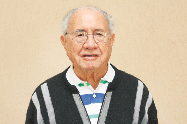 Completou esta semana 92 anos o sr. José Ferreira dos Reis, que foi um dos mais tradicionais comerciantes de calçados em nossa cidade. Foi casado com a saudosa dona Georgina Lucas Reis e tiveram os filhos Itamar dos Reis (que foi presidente do Franca-Basq