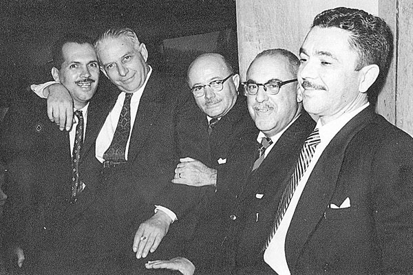 Esta foto, feita em 29 de dezembro de 1955, pela Objetiva Social, foi na festa de casamento do professor Pedro Morila Fuentes (Pedroca) e Daicy. Da esquerda para a direita, alguns dos convidados: Delcides Flauzino, Paulino Pucci, Noêmio, Infante Vieira e 