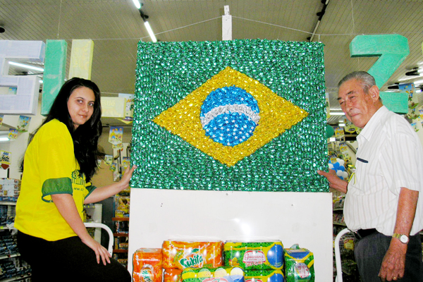 Mudando de idade hoje o sr. José Pereira, que completa 88 anos. Casado com dona Djanira de Lima Pereira, têm os filhos Maria Helena (casada com o Edson Arantes, do Chok Doce), José Roberto (com Santinha) e Antônio (Toni) Carlos (com Maria Lúcia), que lhes