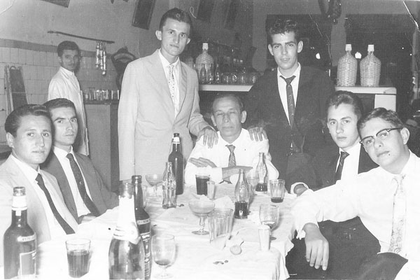 Outra colaboração muito boa do amigo Élison Fernandes. A foto, bem antiga, dos anos 60, foi feita no Bar Indiano, da Praça Barão. Da esquerda para a direita: Antônio Osmar de Luca, Wílson Ribeiro Prata (dono da foto), lá atrás, junto ao balcão, o dono do 