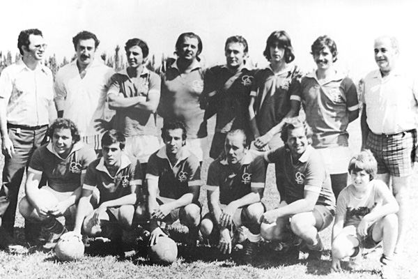 O leitor e amigo Flávio Newton de Melo manda esta foto, tirada no final dos anos 70, num torneio de futebol no Clube de Campo. Em pé, da esquerda para a direita: Dahul Pelizaro, Carlão, Romeu Calixto, Maurício Goulart, Alfredinho Bittar, Agostinho Filho, 