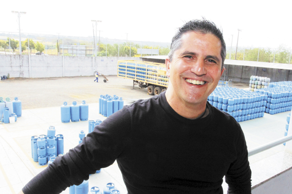 Muda de idade amanhã o empresário e amigo Luís Cláudio Coelho Lima, diretor da Distribuidora Ultragaz em Franca. Filho do casal José Aurélio de Lima e Maria Theresa Coelho Lima, tem os filhos Cláudia, Eduardo, Daniela, Maria Luiza e Beatriz, além da netin