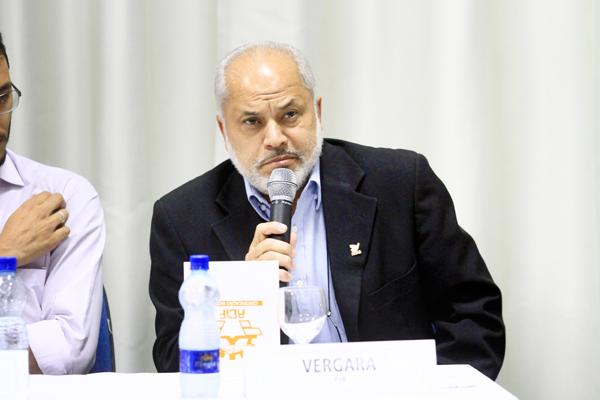 Luiz Vergara, candidato a deputado estadual, já havia afixado 220 adesivos com fotos de Eduardo Campos em carros apoiadores 
