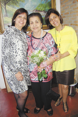 Dadá e Ana Paula com  mamãe Dóra Símaro  (que acaba de mudar  de idade)