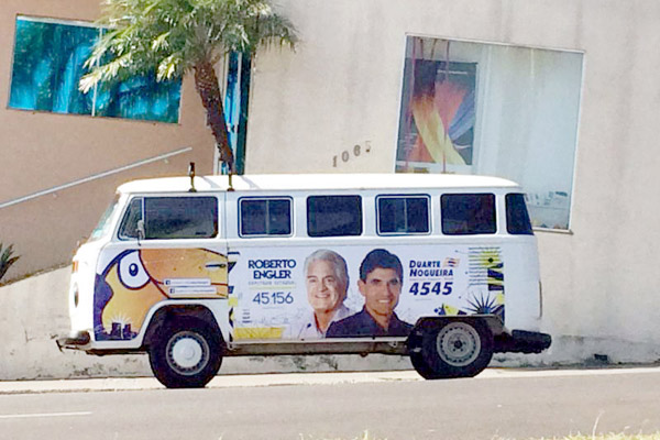 Kombi com propaganda de Engler e Nogueira: assessoria diz que veículo estava em Franca apenas para ser plotado