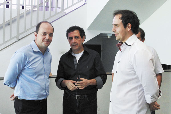 Secretário estadual de Desenvolvimento Social, Rogério Hamam,  e o deputado Gilson de Souza no prédio que receberá o Bom Prato