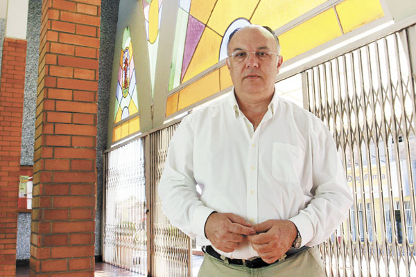 Quem está de idade nova desde ontem é o muito querido sacerdote franciscano, Frei Carlos Marchioni, pároco da Igreja São Judas Tadeu. Recebeu muitos abraços e homenagem de seus paroquianos em concorrido jantar. Desde 2009, ele é o dirigente da populosa pa