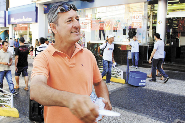 O presidente do PTB de Franca, César Mamede, na manhã de sábado, fazia campanha para Graciela Ambrósio (PP)