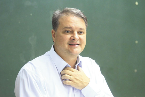 Adérmis Marini ‘vazou na braquiária’ e deixou o plenário para não votar a abertura de investigação sobre o prefeito