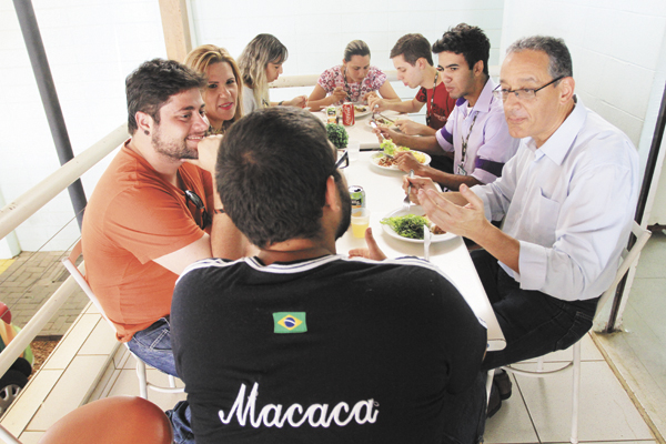 O candidato Gilberto Maringoni (PSol) almoçou no restaurante do GCN junto de correligionários e funcionários do grupo