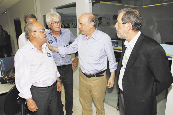 Sidnei Rocha, Roberto Engler e José Serra, durante visita à Redação Integrada do GCN, na tarde da última quinta-feira