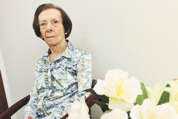 Nosso abraço especial de hoje vai para dona Elvira N. Calixto, que amanhã completa 100 anos de vida. Foi casada com o sr. Felipe Calixto, com quem teve quatro filhos: Romeu, Rubens, Roberto e Renato Calixto. Vieram 9 netos, 21 bisnetos e 4 tataranetos. A 