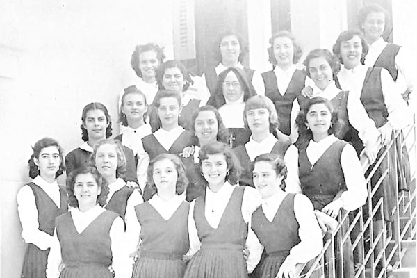 Outra ótima colaboração chega através do leitor e amigo Flávio Newton, mostrando uma turma de alunas do antigo e saudoso Colégio N.S. de Lourdes. Era o dia 22 de agosto do ano de 1950, e as jovens eram internas do Colégio, Curso Normal. Junto da Irmã Mari