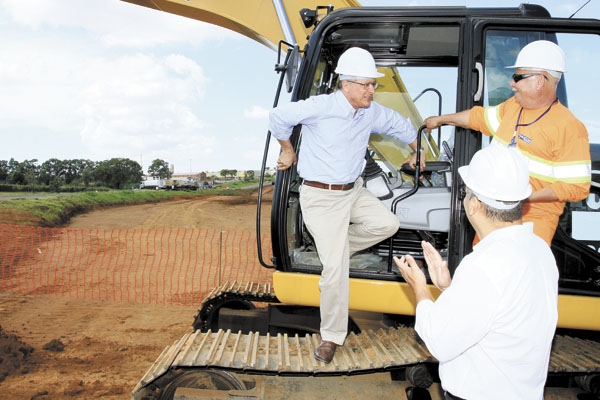 Foto de arquivo mostra Alckmin nas obras da rodovia Fábio Talarico: ele deve anunciar, de novo, duplicação da Portinari