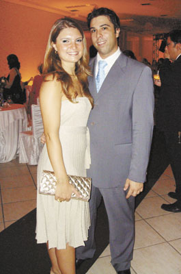 Eduardo Figueiredo  Benedetti-Gabriela: 2 anos  de casados (Bodas de  Papel) amanhã.
