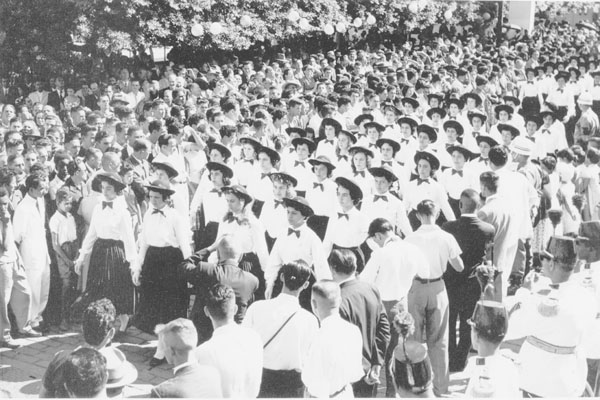 Neste 7 de Setembro, ocorreu-me colocar esta foto, que lembra os desfiles de estudantes, quando eram bastante concorridos e muito bem organizados pelos professores e professoras de Educação Física, com seu diretor ou diretora à frente de tudo. Cada escola