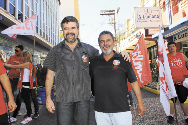 Ao lado do amigo ‘Lulinha’, o ex-prefeito Gilmar Dominicci (PT)distribuiu santinhos do candidato a estadual Márcio do Flórida