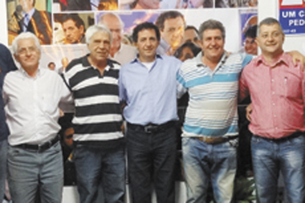 O ex-prefeito de Pedregulho Dirceu Polo (1ª e.) e o atual Zezinho do Galego (1º d.) na inauguração de comitê de Gilson de Souza