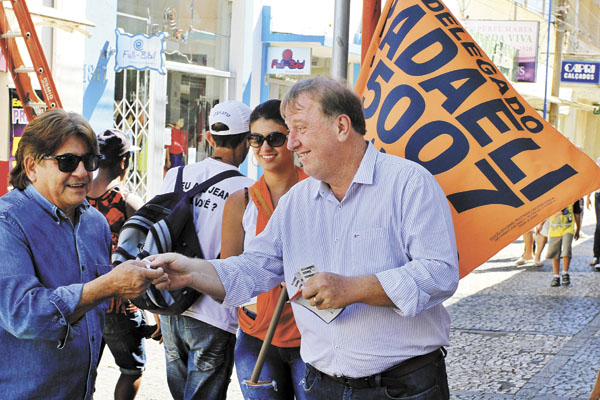 Foto de arquivo mostra Delegado Radaeli em campanha. Ele não estava no ‘estresse’ entre seus cabos e os de Engler na segunda