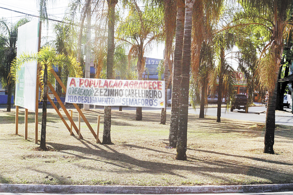 Moradores colocaram faixa na rotatória das avenidas Adhemar de Barros e Brasil agradecendo a iniciativa de Zezinho Cabeleireiro