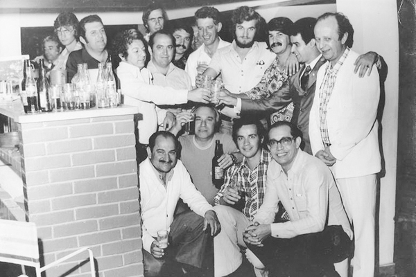 Recebi a colaboração da Nadima Damian, que enviou esta foto dos anos 60, onde aparecem, numa reunião festiva, vários amigos de seu saudoso pai, o William Abrão Damian, o conhecido Lilo-Automóveis, falecido há exatos dois anos. Da esquerda para a direita, 