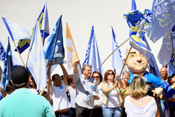 Engler não participou da ação do PSDB pró-Aécio Neves, no Centro de Franca, mas mandou um boneco representá-lo